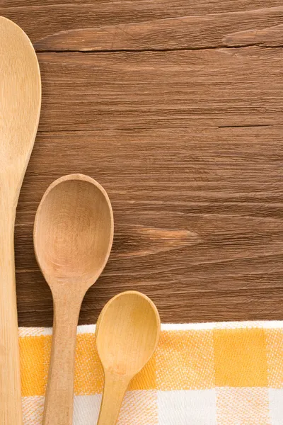 Cuchara de madera como utensilios en la mesa — Foto de Stock