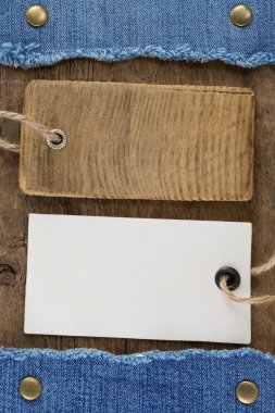 ahşap zemin üzerinde mavi jean