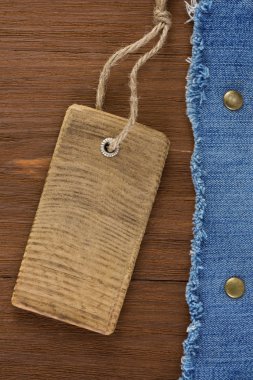 ahşap doku üzerinde mavi jean