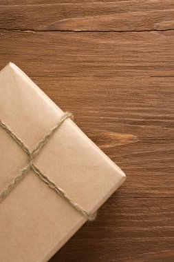 parsel paketlenmiş kutusu ahşap üzerine sarılmış