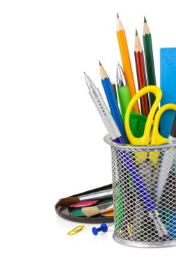 beyaz izole tutucu sepet ve ofis malzemeleri