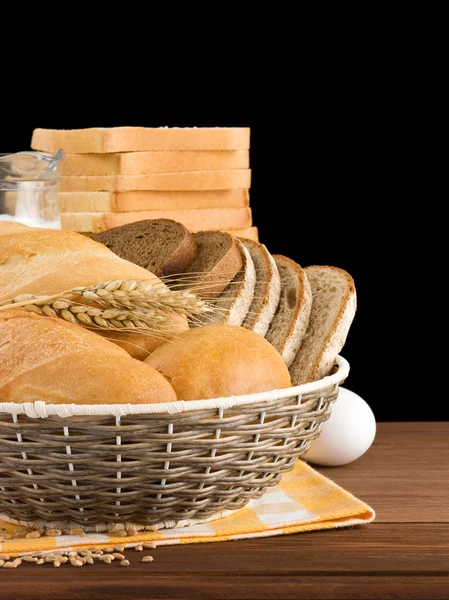 Taze ekmek üzerine siyah izole — Stok fotoğraf