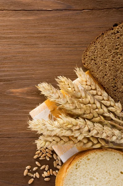 Pão em fatias e espigas de trigo — Fotografia de Stock