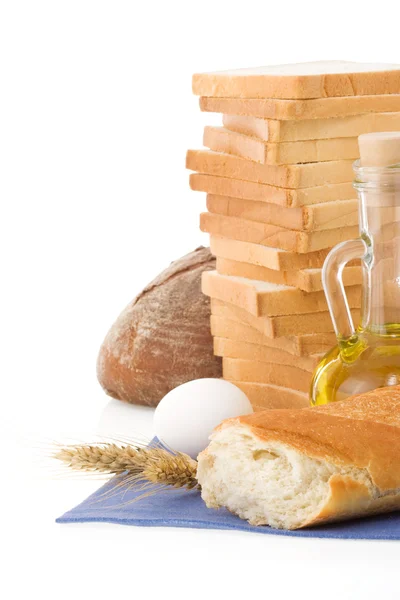 Čerstvý chléb na bílém pozadí — Stock fotografie
