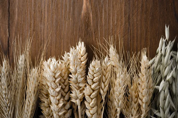 Espigas de cereais em madeira — Fotografia de Stock