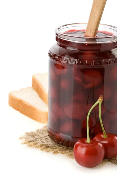 Aardbeienjam geïsoleerd op wit — Stockfoto