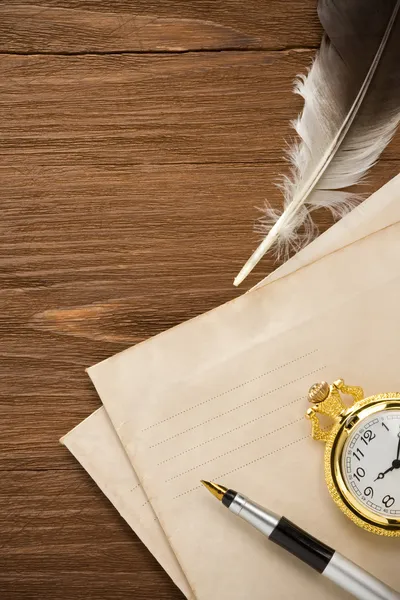 Uhr und Tintenstift am Umschlag — Stockfoto