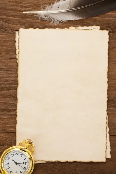 Чернильное перо и смотреть на фоне пергамента — стоковое фото