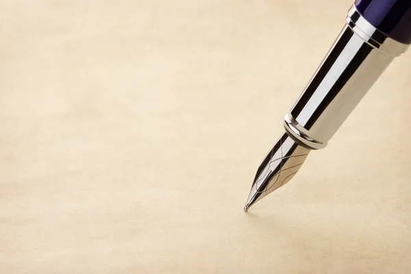 Tükenmez kalem ve parşömen — Stok fotoğraf