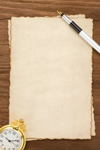 Чернильное перо на фоне пергамента — стоковое фото