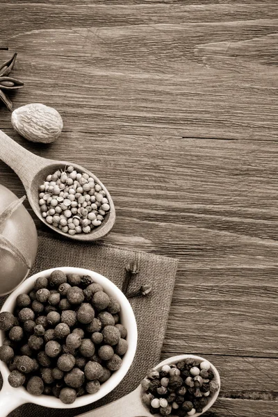 Ingrediente alimentar e especiarias em madeira — Fotografia de Stock