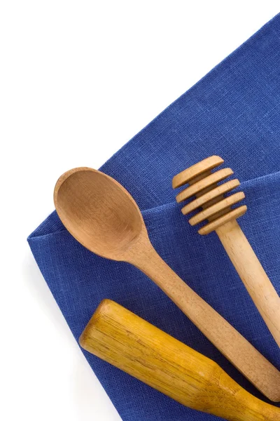 Utensílios de madeira em guardanapos de mesa — Fotografia de Stock