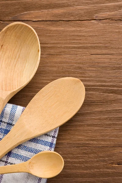 Colher de madeira como utensílios na mesa — Fotografia de Stock