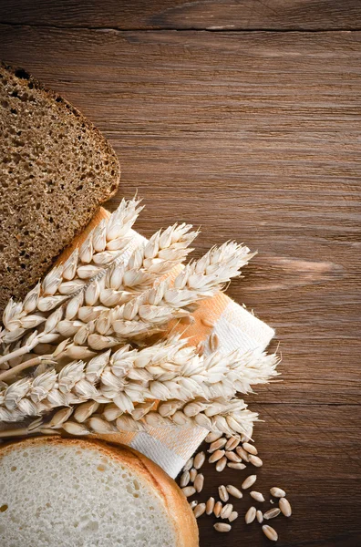 Rebanadas de pan y espigas de trigo — Foto de Stock