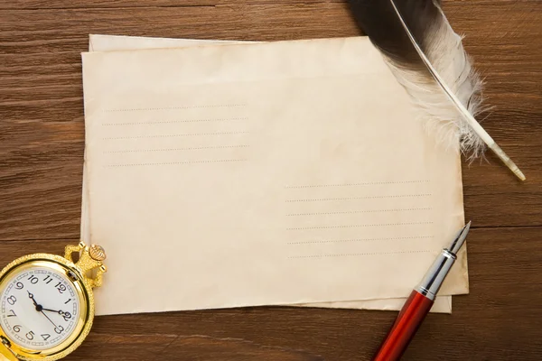 Relógio e caneta de tinta no envelope — Fotografia de Stock