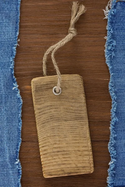 Blå jean på trä bakgrund — Stockfoto