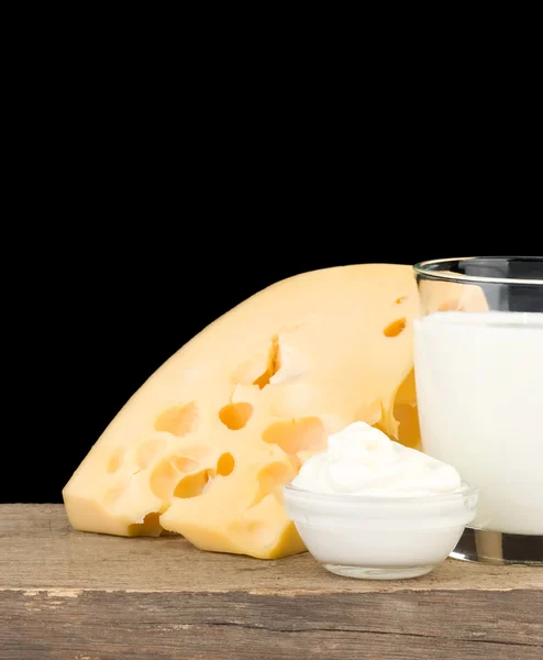 Produkty mleczne ser na czarnym tle — Zdjęcie stockowe