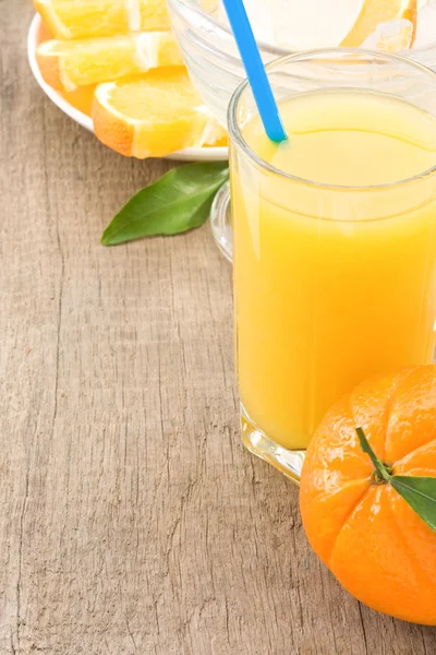 Frutas maduras laranja e suco — Fotografia de Stock