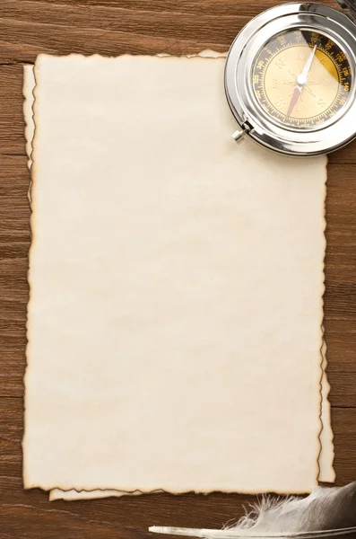 Перо чернил и компас на пергаменте — стоковое фото