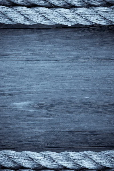 Ahşap arka plan doku üzerinde gemi halatları — Stok fotoğraf