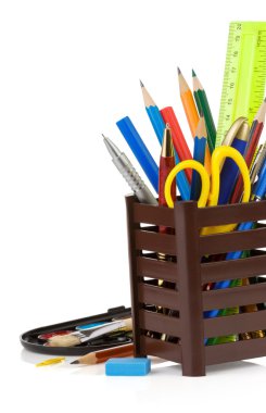 beyaz izole tutucu sepet ve okul malzemeleri