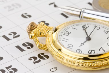 Takvim üzerinde mürekkep kalem ve bozuk para para