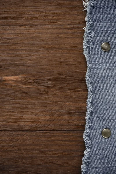 Jeans blu su texture di legno — Foto Stock