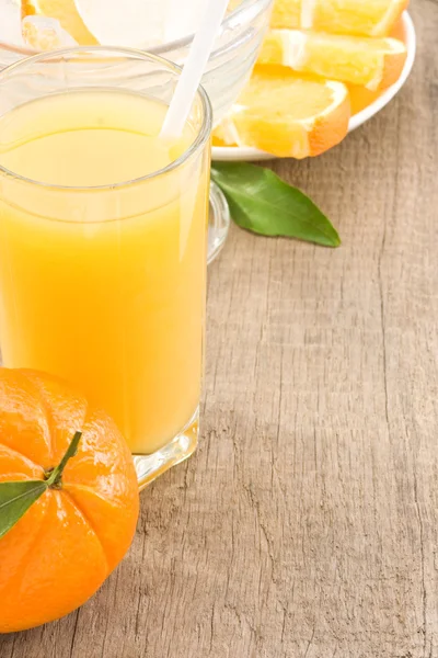 Suco de laranja e vidro em madeira — Fotografia de Stock