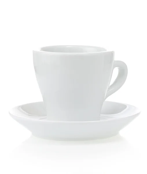 Пустой керамической чашки на белом — стоковое фото