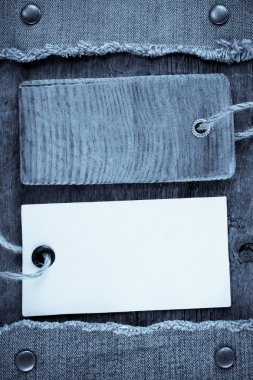 ahşap zemin üzerinde mavi jean