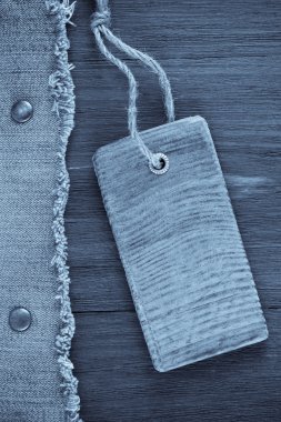 ahşap doku zemin üzerine mavi jean