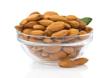 Beyaz arka plan üzerinde izole ceviz badem