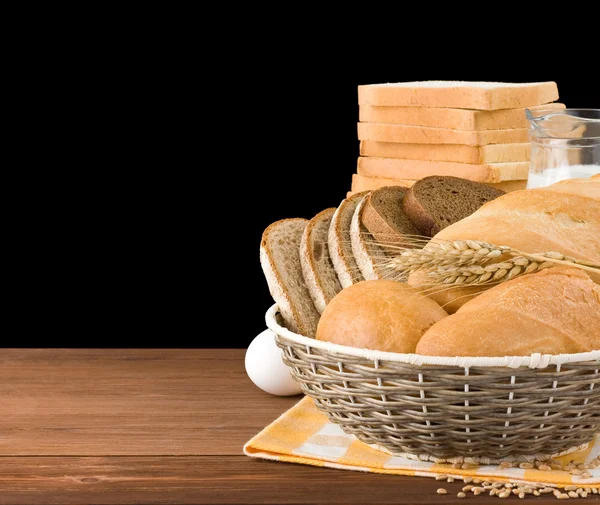 Свежий хлеб изолирован на черном фоне — стоковое фото