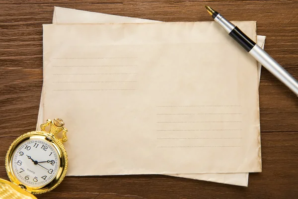 Reloj y pluma de tinta en el sobre —  Fotos de Stock