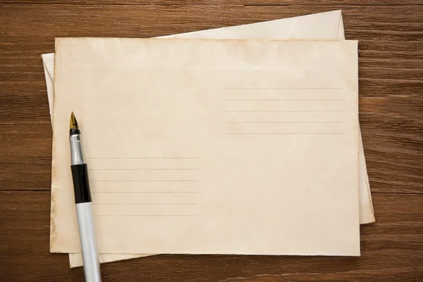 Kalem ve eski posta zarfı — Stok fotoğraf