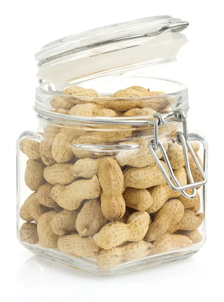 Noci arachidi su sfondo bianco — Foto Stock