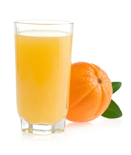 Suco de laranja e frutas isoladas no fundo branco — Fotografia de Stock