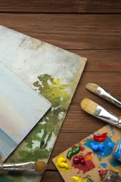Pincel e pintura em madeira — Fotografia de Stock