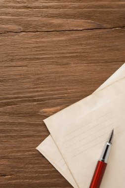 Tükenmez kalem ve eski posta zarfı