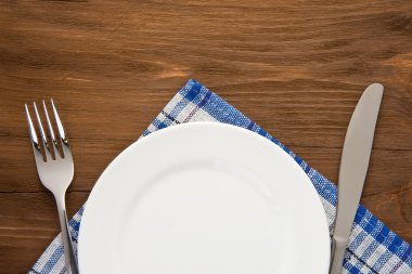 Beyaz tabak, bıçak ve çatal Wood
