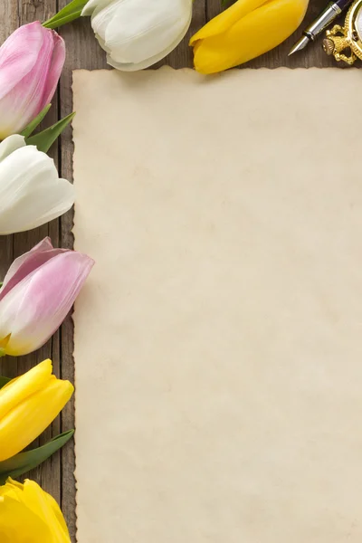 Fiori di tulipano su legno — Foto Stock