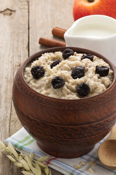 Bowl of oatmeal on wood — Stock Photo, Image