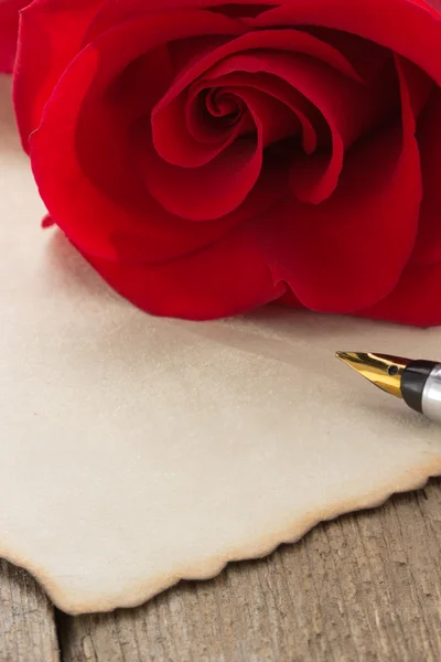 Kwiat róży na drewno — Zdjęcie stockowe