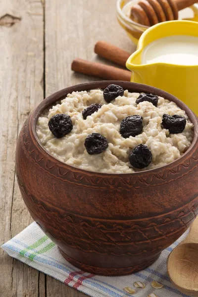 Bowl of oatmeal on wood — Stock Photo, Image