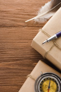 parsel ile ahşap üzerine kahverengi kağıt sarılı.