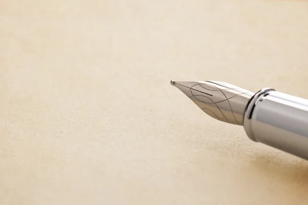 Tükenmez kalem ve parşömen — Stok fotoğraf