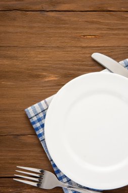 Beyaz tabak, bıçak ve çatal Wood