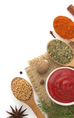 gıda maddeleri ve beyaz arka plan üzerinde izole baharat