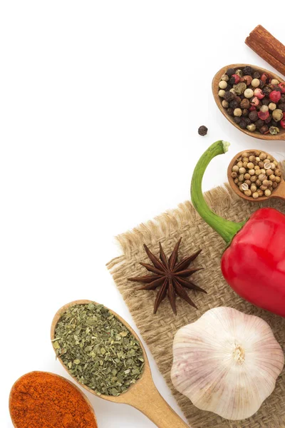 Voedingsmiddelen en nieuwe voedselingrediënten en specerijen geïsoleerd op witte achtergrond — Stockfoto