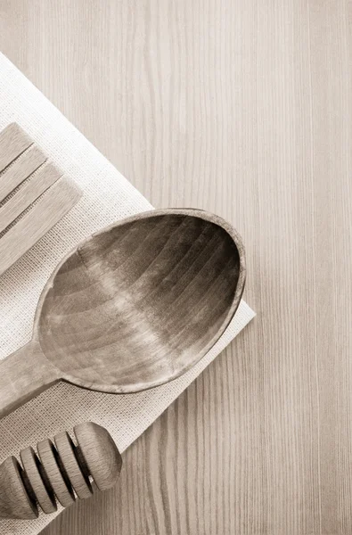 Utensílios de madeira na mesa — Fotografia de Stock